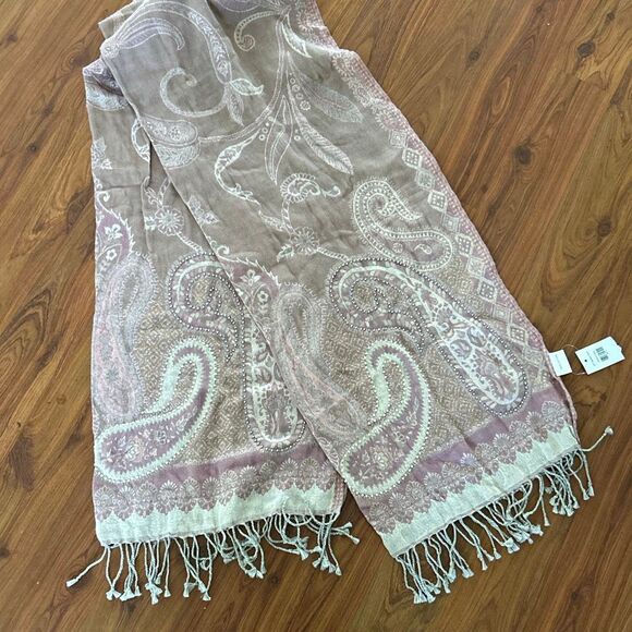 NWT lavender Paisley with pearl detail shawl wrap  scarf pashmina - Picture 1 of 4